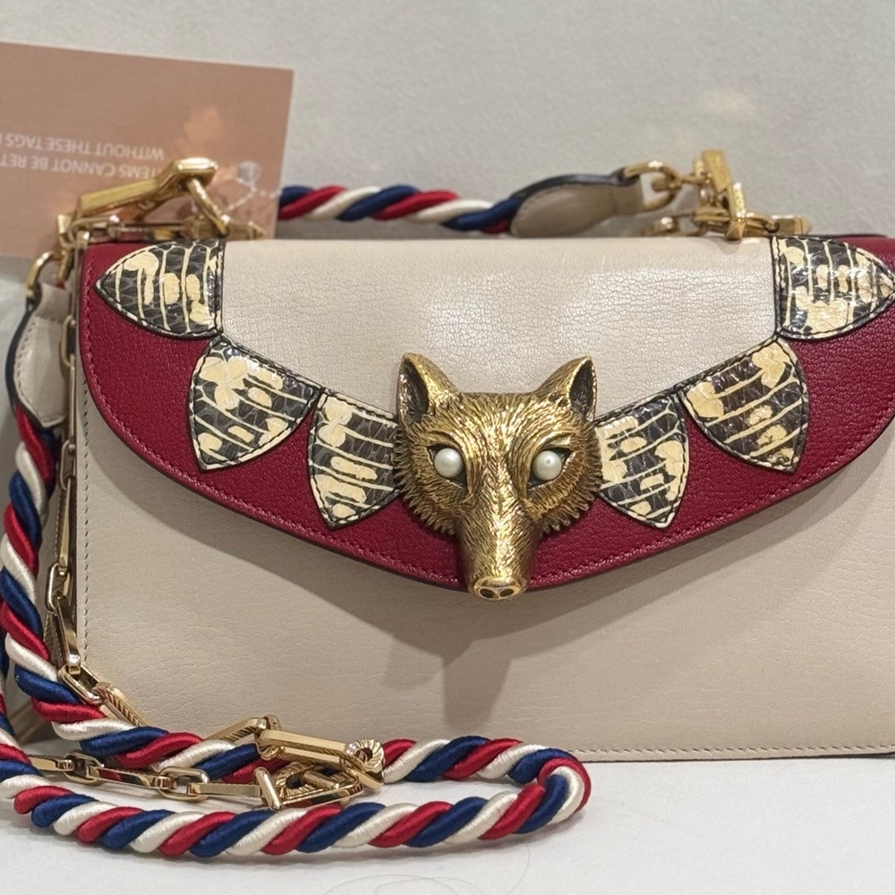 Gucci Chic Black Clutch with Gold Accents and Sleek Design - Picture 2 of 14